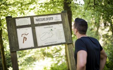 Joggeur au parcours sportif en forêt de Haguenau ©Cyrille Fleckinger